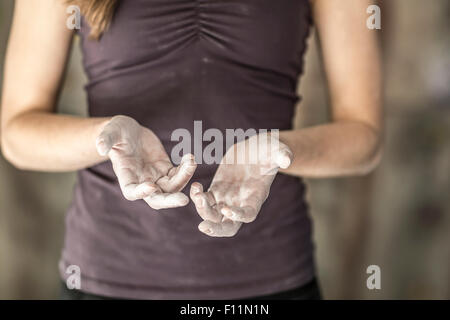 Nahaufnahme von kalkhaltigen Händen der Sportler im Fitness-Studio Stockfoto