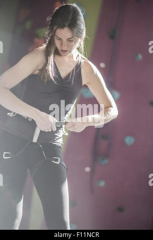 Athlet Befestigung Klettergurt im Fitness-Studio Stockfoto