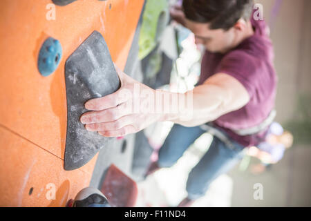 Erhöhte Ansicht der Athlet Kletterfelsen Wand im Fitness-Studio Stockfoto