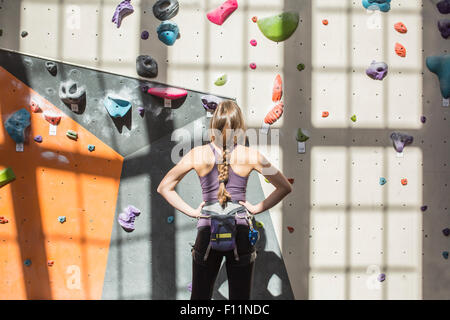 Athlet Prüfung Felswand im Fitness-Studio Stockfoto