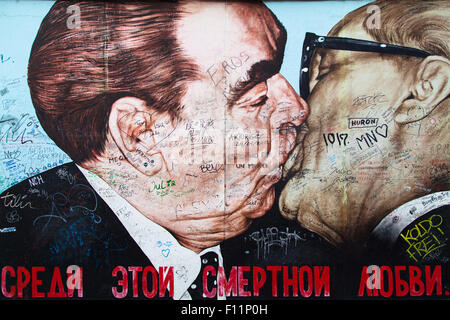 Bruderschaft Kiss von Dmitri Vrubel auf der East Side Gallery in Berlin, Deutschland. Stockfoto