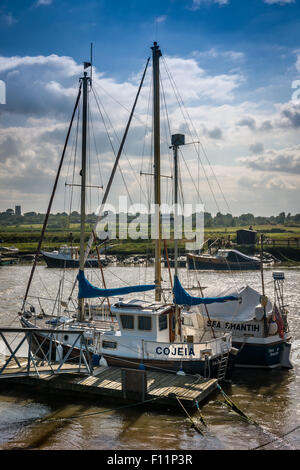 Die Mitte Nachmittag Sonne scheint über den Fluß Blyth am Blackshore nahe Southwold in Suffolk Stockfoto