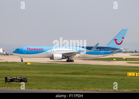 Thomson Airways Boeing 767 Rollen nach der Landung zum Flughafen Manchester. Stockfoto