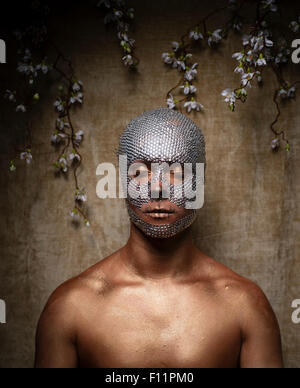 "Day of the Dead" Thema Porträt - ein junger Mann mit Kristall Pailletten auf seinem Gesicht geklebt und mit geschlossenen Augen Stockfoto