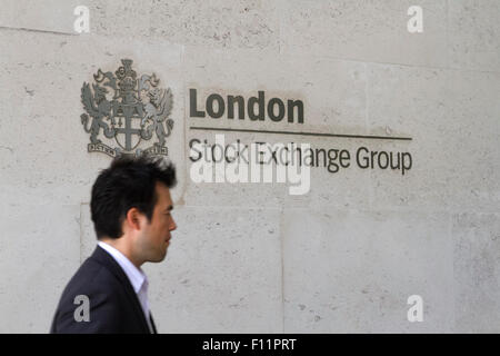 London UK. 25. August 2015. London Aktien öffnen höher, nachdem der größte Rückgang für FTSE seit 2009 die durch gefunkt wurde macht sich über die Gesundheit von China der weltweit zweitgrößte Volkswirtschaft sorgen und chinesische Aktien getrommelt. Bildnachweis: Amer Ghazzal/Alamy Live-Nachrichten Stockfoto