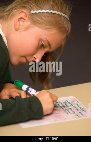 Grundschüler im Klassenzimmer Studium Englisch, Großbritannien. Stockfoto