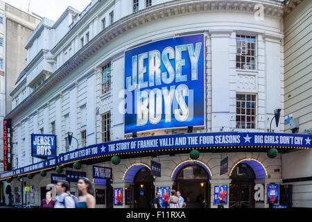 Außenansicht des Piccadilly Theatre, Denman Street, London Anzeichen für das Hit-musical, Jersey Boys. Stockfoto