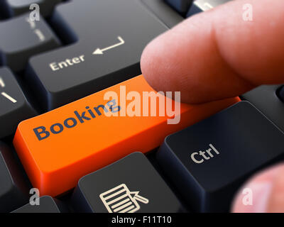 Drücken Sie die Taste auf schwarzen Tastatur buchen. Stockfoto