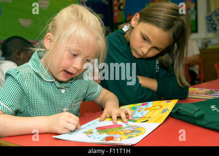 Die Grundschüler bei der Arbeit im Klassenzimmer, Midlands, UK. Stockfoto