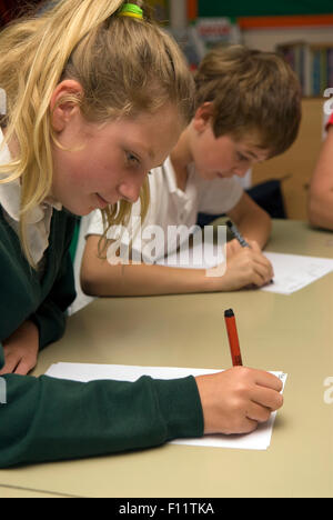 Die Grundschüler bei der Arbeit im Klassenzimmer, Midlands, UK. Stockfoto