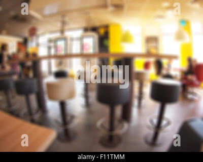 Defokussierten und unscharfen Bild des Innenraums eines Fast-Food-Restaurants mit Weitwinkel Verzerrung für den Einsatz als Hintergrund Stockfoto