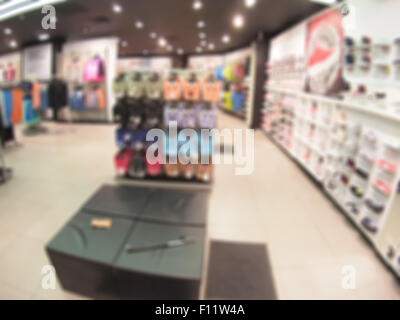 Defokussierten und verschwommene Bild aus dem Inneren der Schuhgeschäft mit Weitwinkel Verzerrung war für den Einsatz als Hintergrund verschwommen. Stockfoto