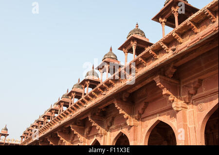 Fatehpur Sikri, Uttar Pradesh. Die verlorene Stadt von Fatehpur Sikri von Kaiser Akbar des 16. Jahrhunderts erbaut, 12 Jahre später wegen mangelnder Wasserversorgung verlassen. Dach-Detail. Stockfoto