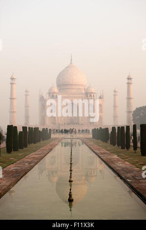 Agra, Uttar Pradesh, Indien. Das Taj Mahal gesehen vom Ende des Panzers al-Schafaa al-Kawthar, mit seinen Überlegungen, in den frühen Morgennebel. Stockfoto