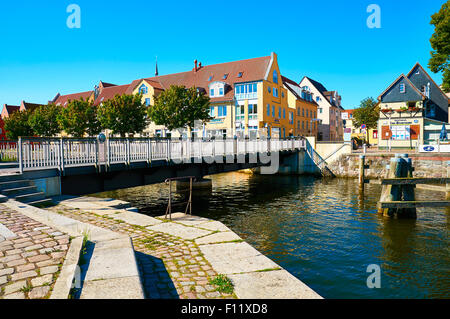 STRALSUND, Deutschland - 13. August 2015: Straßen der Altstadt, Hafen von Stralsund, Mecklenburg-Vorpommern, Deutschland Stockfoto