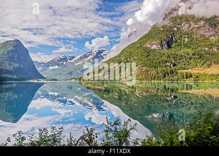 See-Reflexionen Olden Norwegen Stockfoto