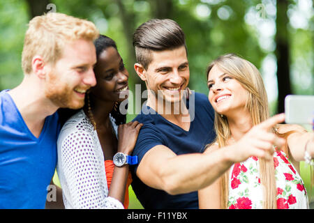 Gruppe von jungen Menschen und Paare unter Selfies in der Natur und lächelnd Stockfoto