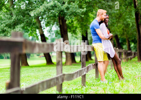 Ein glückliches Paar in Liebe verbringen einige Zeit zusammen im Freien in einem Park und romantisch Stockfoto