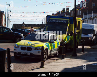 Newcastle Upon Tyne, 25. August 2015, UK News. NHS North East Rettungsdienst auf einen Aufruf in der Fußgängerzone von Tynemouth High Street besuchen. Bildnachweis: James Walsh/Alamy Live-Nachrichten Stockfoto