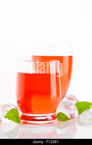 zwei Gläser Früchten aromatisiert Getränke auf weißem Hintergrund Stockfoto
