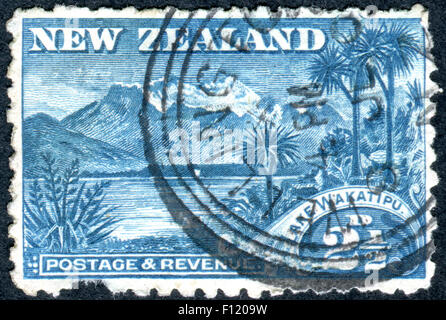 Neuseeland - ca. 1898: Briefmarke gedruckt in Neuseeland, zeigt Lake Wakatipu, ca. 1898 Stockfoto