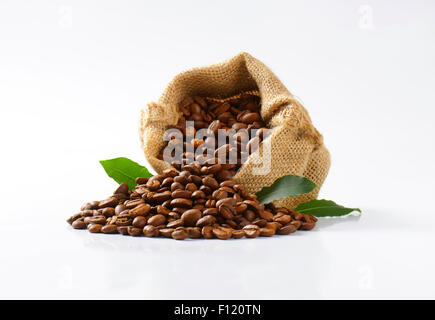 Geröstete Kaffeebohnen in einem Leinensack Stockfoto