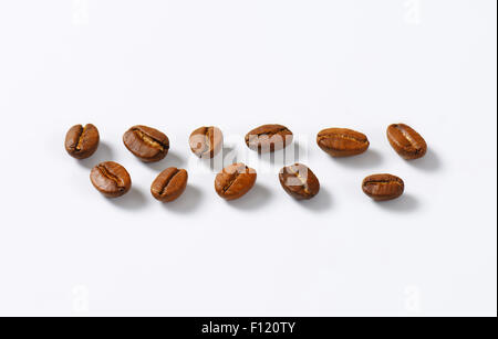 Geröstete Kaffeebohnen in Zeilen angeordnet Stockfoto