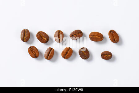 Geröstete Kaffeebohnen in Zeilen angeordnet Stockfoto