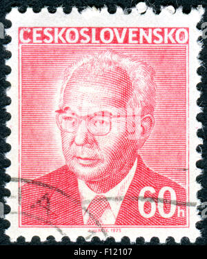 Der Präsident der Tschechoslowakei, Gustav Husak zeigt eine Briefmarke gedruckt in der Tschechoslowakei Stockfoto