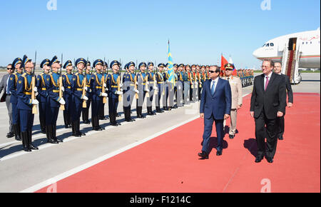 Moskau, Moskau, Russische Föderation. 25. August 2015. Der ägyptische Präsident Abdel Fattah al-Sisi Bewertungen die Ehre zu schützen, während einer Zeremonie offizielle Ankunft in Moskau am 25. August 2015 Credit: ägyptische Präsident Büro/APA Bilder/ZUMA Draht/Alamy Live News Stockfoto