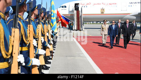 Moskau, Moskau, Russische Föderation. 25. August 2015. Der ägyptische Präsident Abdel Fattah al-Sisi Bewertungen die Ehre zu schützen, während einer Zeremonie offizielle Ankunft in Moskau am 25. August 2015 Credit: ägyptische Präsident Büro/APA Bilder/ZUMA Draht/Alamy Live News Stockfoto