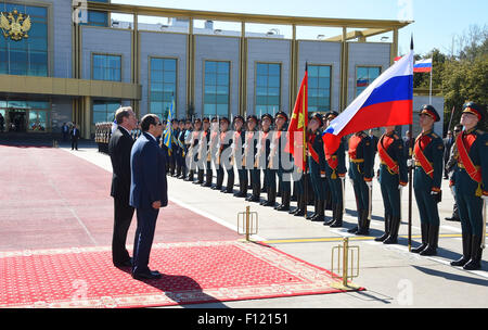 Moskau, Moskau, Russische Föderation. 25. August 2015. Der ägyptische Präsident Abdel Fattah al-Sisi Bewertungen die Ehre zu schützen, während einer Zeremonie offizielle Ankunft in Moskau am 25. August 2015 Credit: ägyptische Präsident Büro/APA Bilder/ZUMA Draht/Alamy Live News Stockfoto