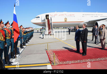 Moskau, Moskau, Russische Föderation. 25. August 2015. Der ägyptische Präsident Abdel Fattah al-Sisi Bewertungen die Ehre zu schützen, während einer Zeremonie offizielle Ankunft in Moskau am 25. August 2015 Credit: ägyptische Präsident Büro/APA Bilder/ZUMA Draht/Alamy Live News Stockfoto