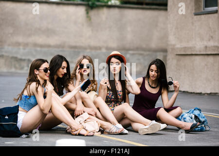 Fünf schöne junge Mädchen entspannen Stockfoto
