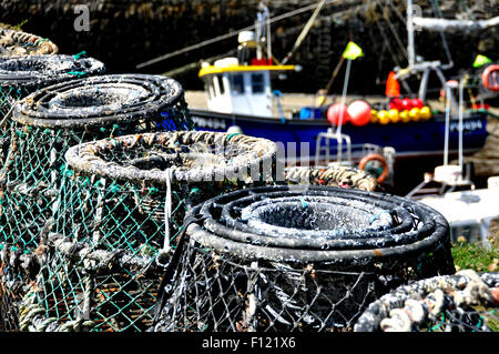 North Cornwall - Boscastle Hafen - Hummer Töpfe auf den Kai - Kulisse Angelboot/Fischerboot - differenzielle Fokus - hellem Sonnenlicht Stockfoto