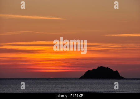 North Cornwall - orange-rot und gold Skyscape - unmittelbar nach Sonnenuntergang über dem Meer - eine Insel im schwarzen silhouette Stockfoto