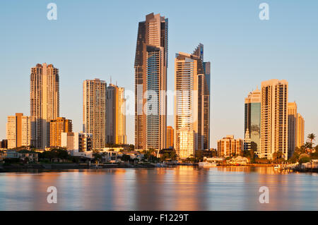 Surfers Paradise - Nerang River den Pazifischen Ozean trifft. Stockfoto