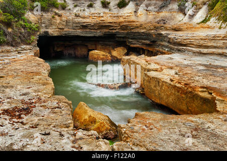 Ruhige Momente im Tasman Blowhole im Tasman National Park. Stockfoto