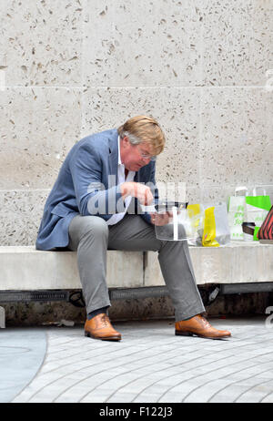 Ed Stourton, BBC-News-Journalist, dem Mittagessen außerhalb Broadcasting House, London Stockfoto