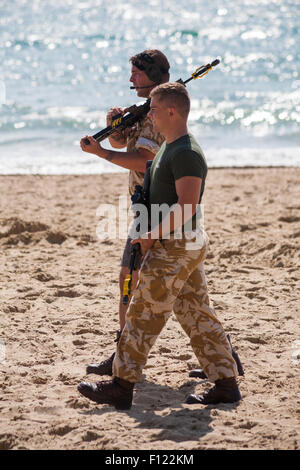 Royal Marines Commando Teilnahme an Strand Angriff beim Bournemouth Air Festival im August Stockfoto