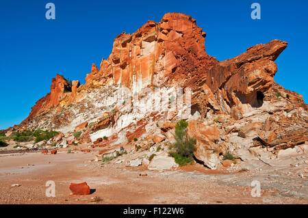 Hoch aufragende Felswand des Rainbow Valley in Zentralaustralien. Stockfoto