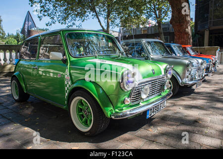 Zeile des klassischen Mini Coopers bei einer Autoshow. Stockfoto