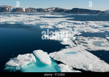 Norwegen, Barents-See, Svalbard, Sjuoyane, sieben Inseln. Nordost-Svalbard-Naturreservat. (80 ° 49'06 ' N 21 ° 31'36 ' E) Flow-Eis. Stockfoto