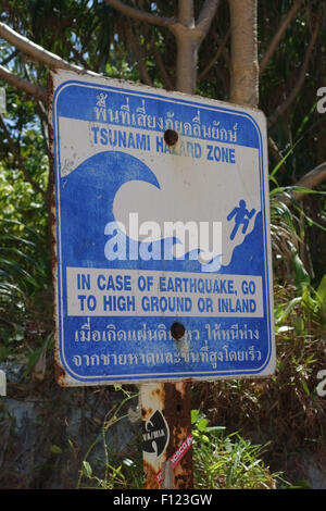 Ein Schild Warnung über Tsunamis auf Maya Beach, Koh Phi Phi, Februar 2015 nach den Zerstörungen des Jahres 2005 Stockfoto