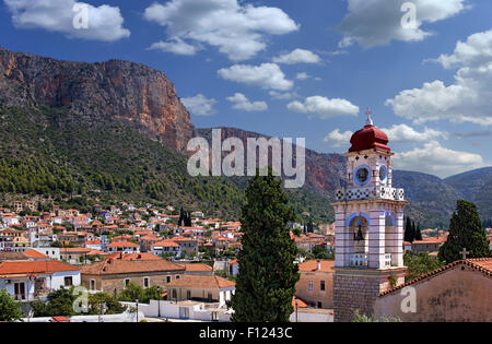 Panoramablick auf Leonidion traditionelle Siedlung am Fuße des Parnonas Berg in Arcadia, Region, Peloponnes, Griechenland Stockfoto