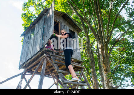 Kinder spielen auf einem Jagd-Turm Stockfoto