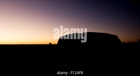 Majestätische Uluru bei Sonnenaufgang an einem klaren Wintermorgen im Northern Territory, Australien Stockfoto