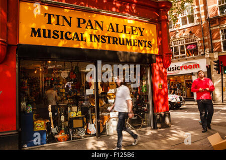 Tin Pan Alley Musikinstrumente Shop, Denmark Street (aka Tin Pan Alley), Soho, London, England, UK, Vereinigtes Königreich. Stockfoto