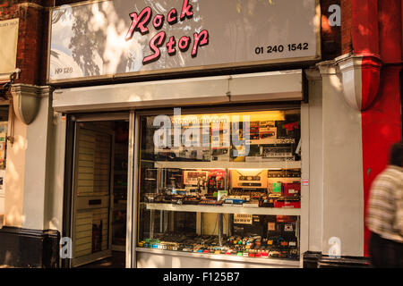 Rock-Stop-Musik-Equipment-Shop, Denmark Street (aka Tin Pan Alley), Soho, London, England, UK, Vereinigtes Königreich. Stockfoto