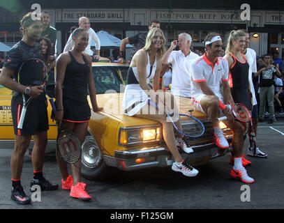 New York, New York, USA. 24. August 2015. Tennis stars MADISON KEYS, MARIA SHARAPOVA, ROGER FEDERER, RAFAEL NADAL, GENIE BOUCHARD, PETE SAMPRAS, JOHN MCENROE, ANDRE AGASSI, NICK KYRGIOUS und SERENA WILLIAMS Veranstaltung der "NYC Street Tennis" im Meatpacking District. © Nancy Kaszerman/ZUMA Draht/Alamy Live-Nachrichten Stockfoto